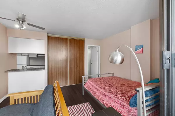 Vancouver, BC V6Z 2B9,950 Drake ST #913