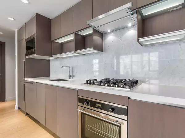 Vancouver, BC V6B 0P4,68 Smithe ST #715