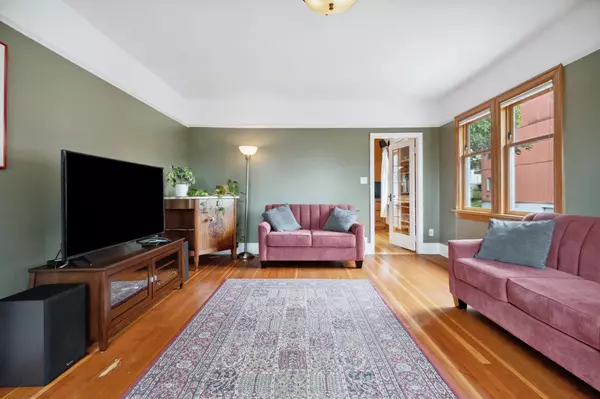 New Westminster, BC V3M 3T8,223 Burr ST