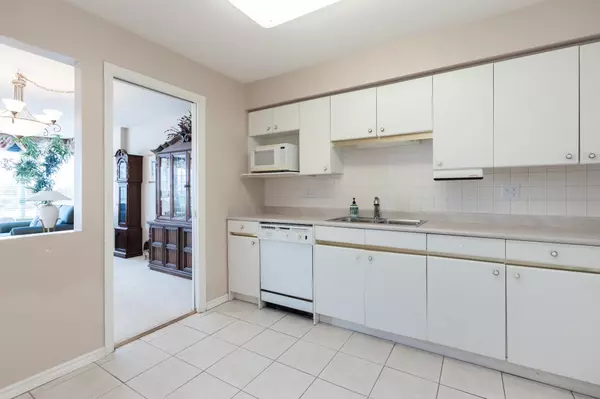 Surrey, BC V3R 0N2,15038 101 AVE #1106