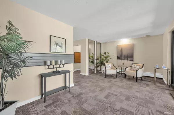 White Rock, BC V4B 3W5,1360 Martin ST #104