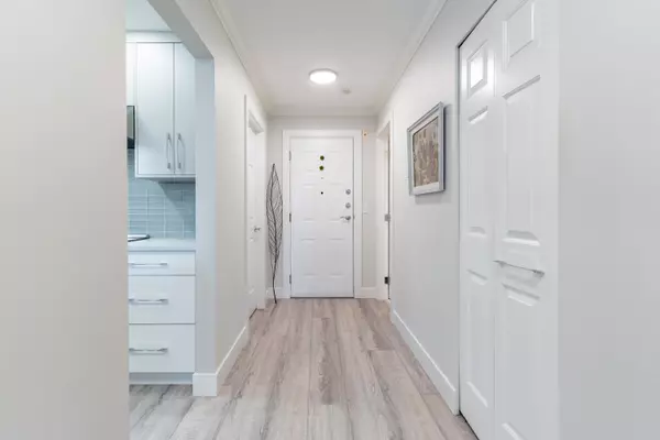 White Rock, BC V4B 4C3,1488 Merklin ST #301