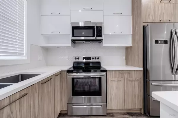 Coquitlam, BC V3B 0G7,3423 Roxton AVE #104