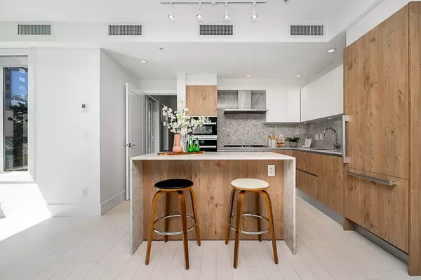West Vancouver, BC V7V 0B7,522 15th ST #203