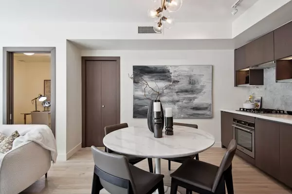 Vancouver, BC V6B 0P4,68 Smithe ST #307