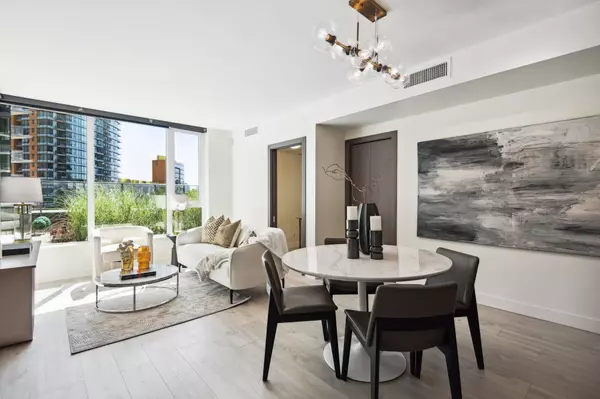 Vancouver, BC V6B 0P4,68 Smithe ST #307