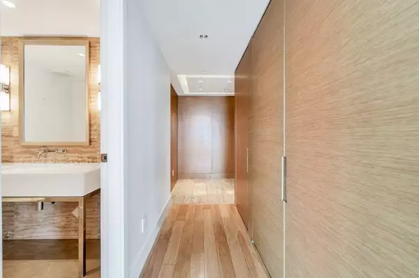 Vancouver, BC V6C 0B5,667 Howe ST #3903