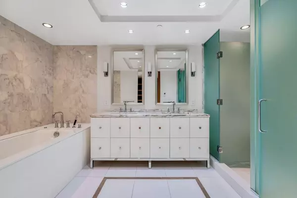 Vancouver, BC V6C 0B5,667 Howe ST #3903