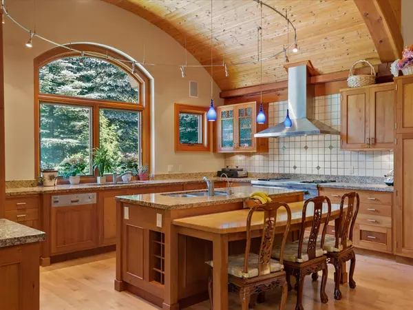 Whistler, BC V8E 0G1,8115 Mckeevers PL