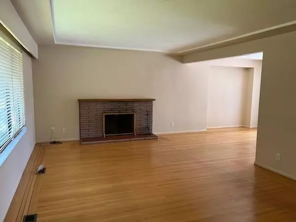 Burnaby, BC V5C 3E3,4840 Parker ST