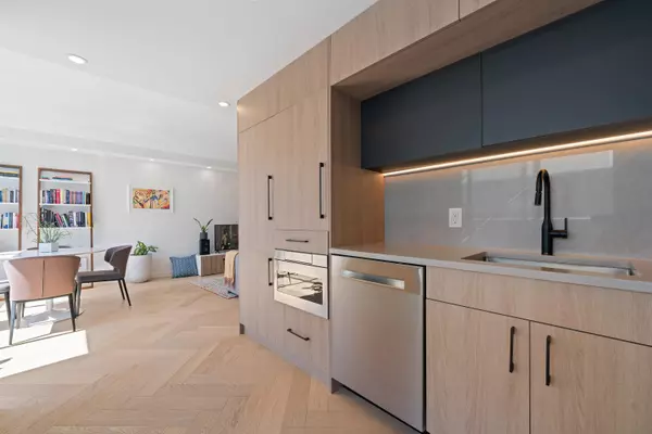 Vancouver, BC V6Z 2N1,1500 Howe ST #809