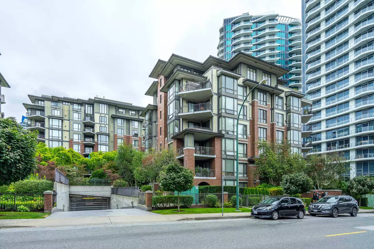 White Rock, BC V4B 5M3,1550 Martin ST #402