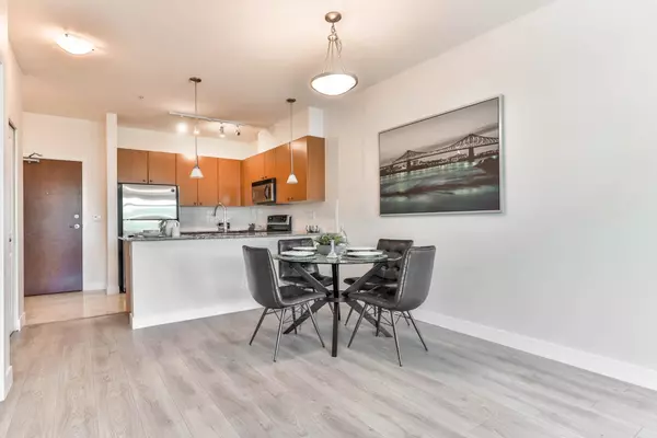 Surrey, BC V3R 0B3,15380 102a AVE #220