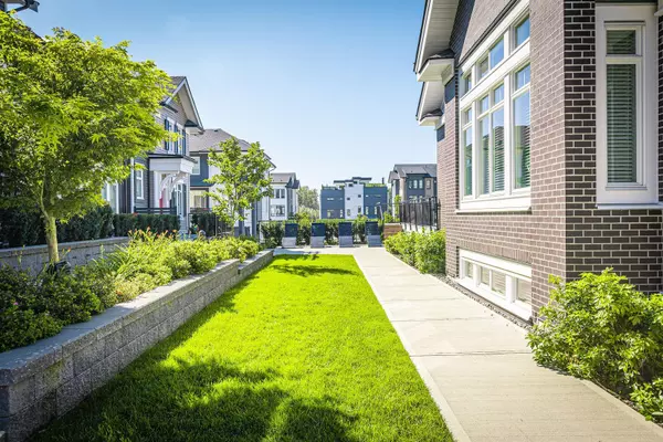 Surrey, BC V3Z 1J1,2070 Oak Meadows DR #97