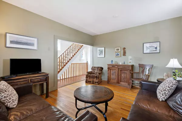 North Vancouver, BC V7M 2P2,1843 Chesterfield AVE