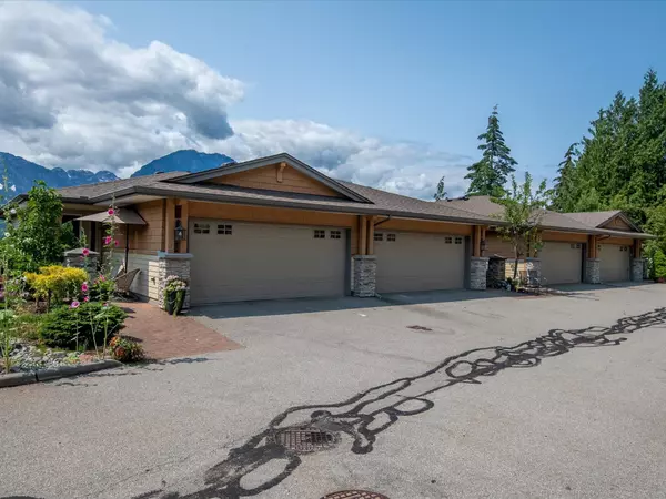 Squamish, BC V8B 0G1,1024 Glacier View DR #9