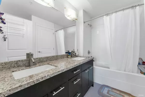 Surrey, BC V4P 0E4,2970 King George BLVD #316