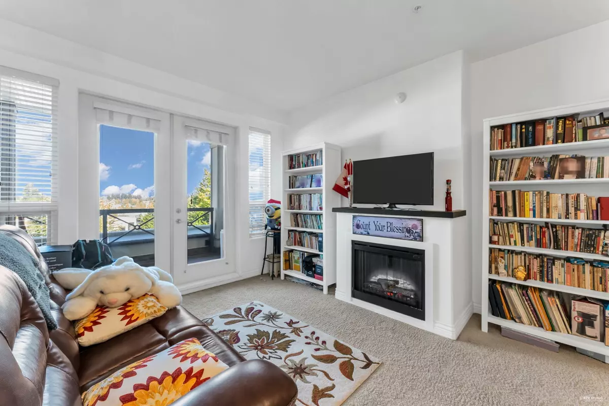 Surrey, BC V4P 0E4,2970 King George BLVD #316