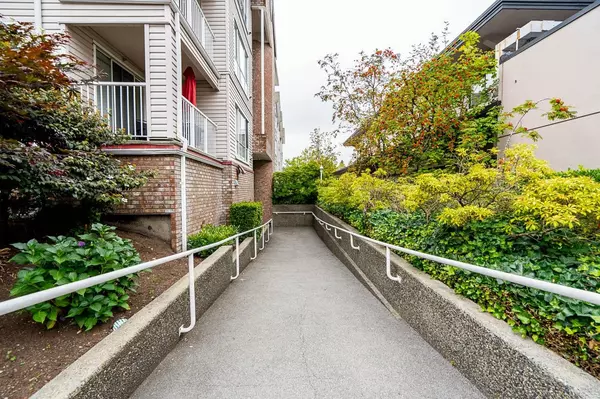 Surrey, BC V3R 4G5,9951 152 ST #105