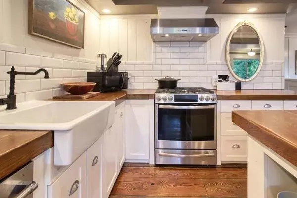 Gibsons, BC V0N 1V8,711 Franklin RD