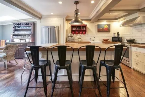 Gibsons, BC V0N 1V8,711 Franklin RD