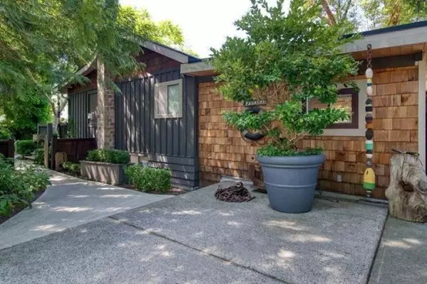 Gibsons, BC V0N 1V8,711 Franklin RD