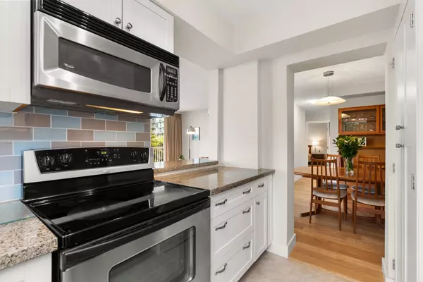 West Vancouver, BC V7T 1H6,1390 Duchess AVE #202