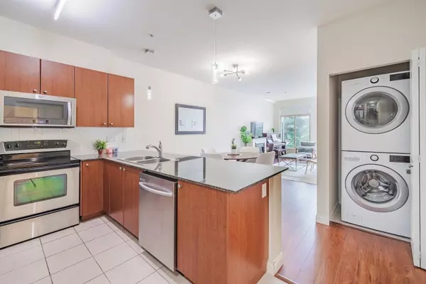 Surrey, BC V3R 0B3,15380 102a AVE #211