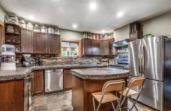 Maple Ridge, BC V2X 3B3,21378 River RD