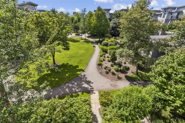 Surrey, BC V3R 0B4,15385 101a AVE #312