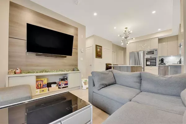 Surrey, BC V3S 0B6,14468 72 AVE #A210