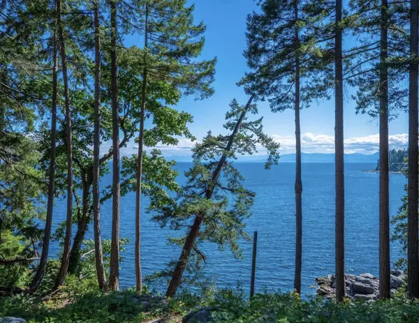 Halfmoon Bay, BC V7Z 0T3,7339 Belle RD