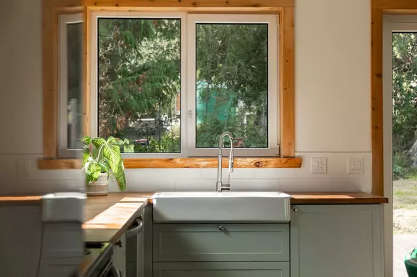 Bowen Island, BC V0N 1G1,1324 Oceanview RD