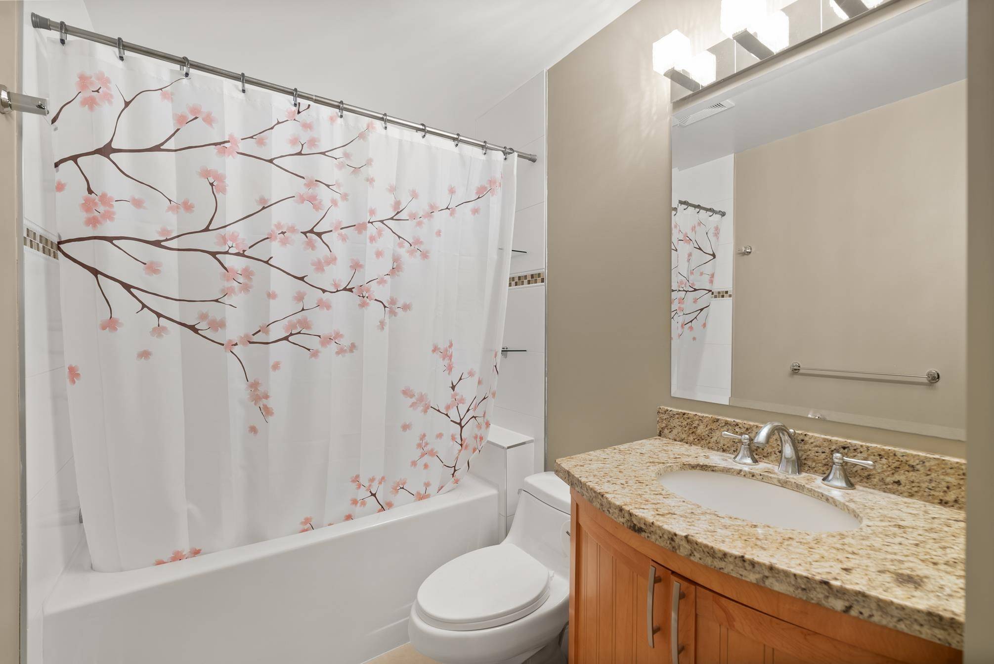 White Rock, BC V4B 2G2,15357 Roper AVE #PH5