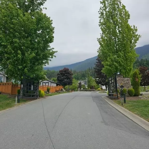 Chilliwack, BC V4Z 1K7,51075 Falls CT #110