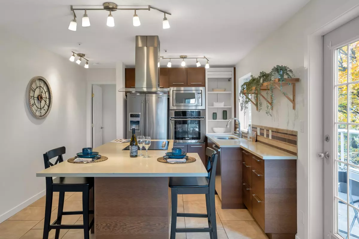 North Vancouver, BC V7L 3N9,245 St. Davids AVE #401