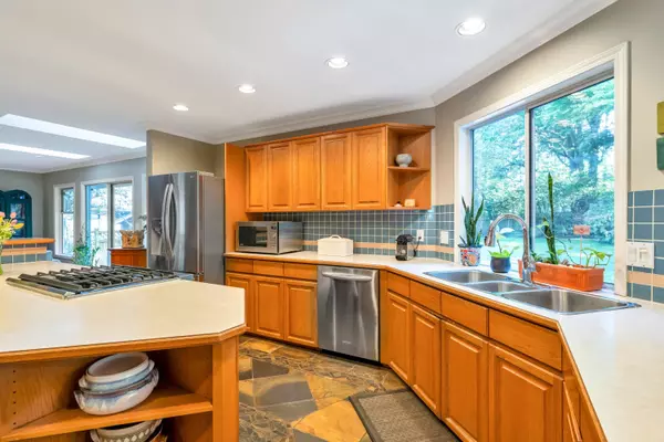 Surrey, BC V4A 8M3,13095 21a AVE