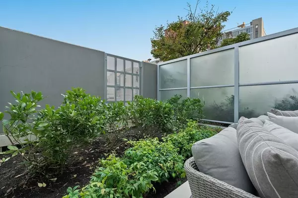 Vancouver, BC V6A 0G3,231 E Pender ST #209