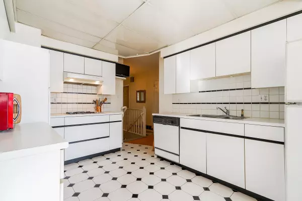 Vancouver, BC V6P 4X9,7232 Granville ST