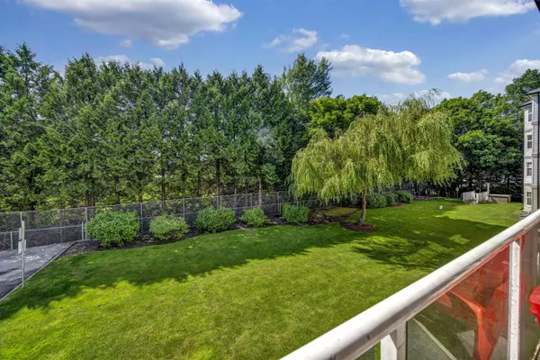 Surrey, BC V3W 2M7,12739 72 AVE #201