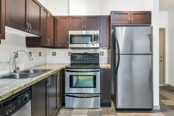 Surrey, BC V4P 0C7,2511 King George BLVD #102
