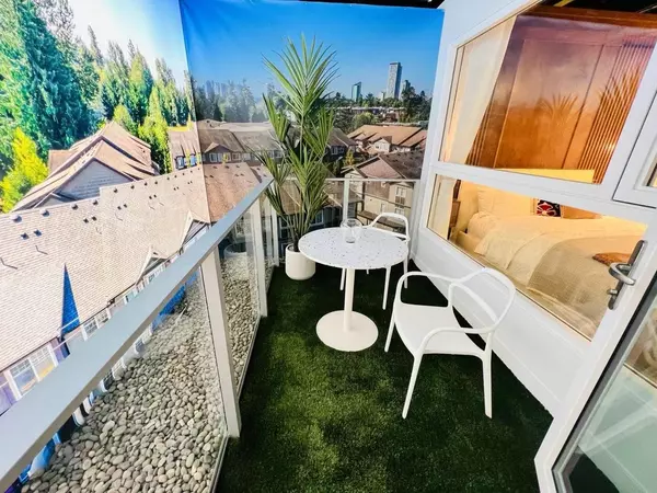 Surrey, BC V3R 0H3,10828 139a ST #W201