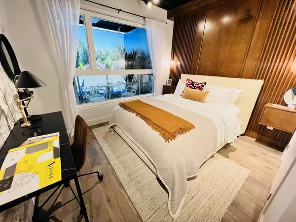 Surrey, BC V3R 0H3,10828 139a ST #W201