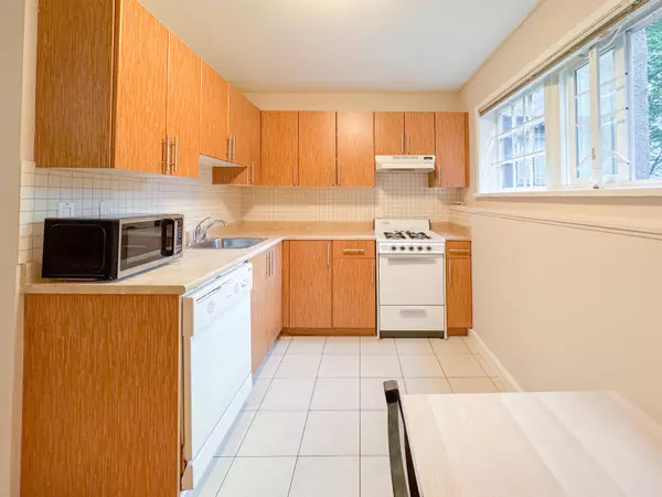 Vancouver, BC V6E 2B5,935 Jervis Street #20
