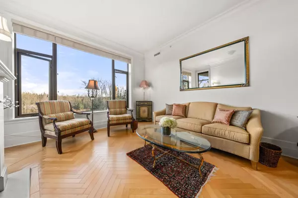 West Vancouver, BC V7T 0A2,568 Waters Edge CRES #402