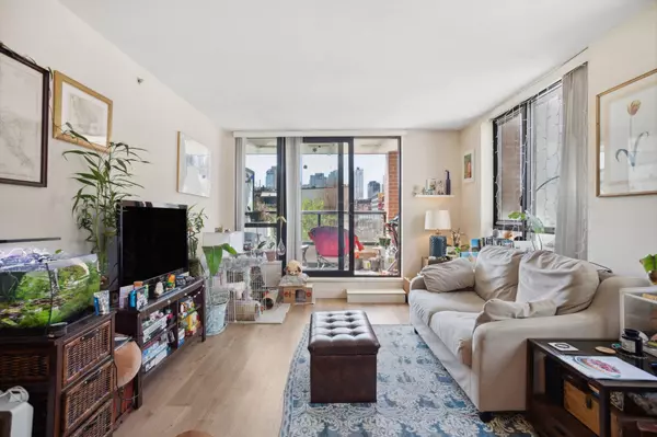 Vancouver, BC V6B 1T2,977 Mainland ST #311