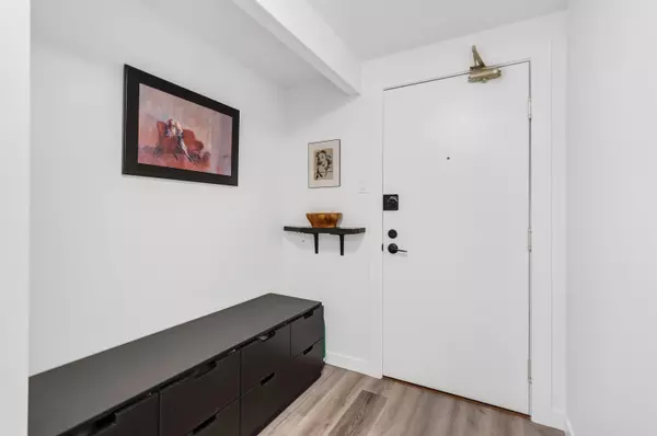 Surrey, BC V3R 0S3,10082 148 ST #906