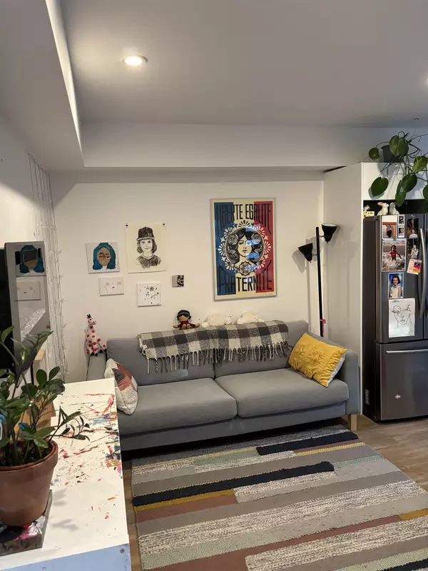 Gibsons, BC V0N 1V9,736 Gibsons WAY #112