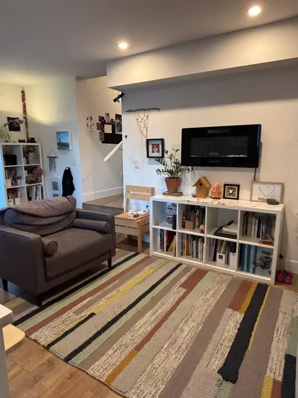 Gibsons, BC V0N 1V9,736 Gibsons WAY #112