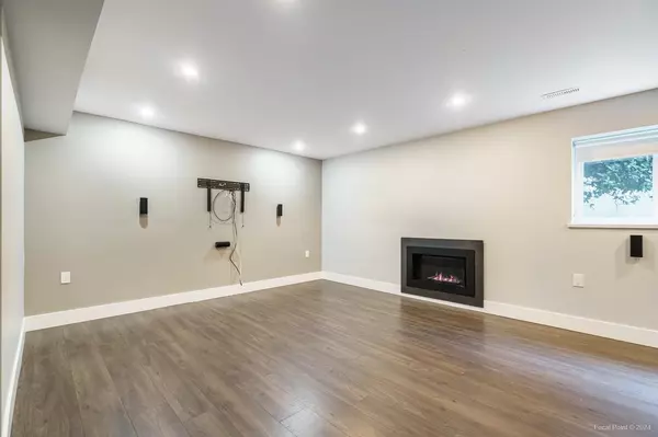North Vancouver, BC V7L 3E9,357 E 24th ST